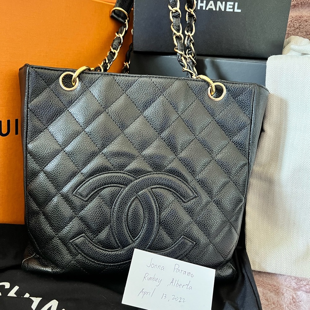 CHANEL
BLACK QUILTED CAVIAR PETITE SHOPPING TOTE (PST)
